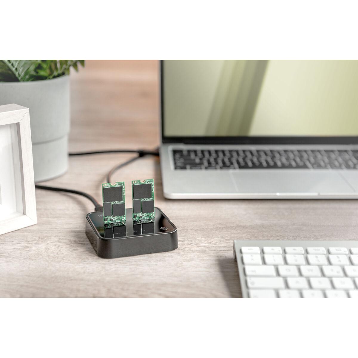 La docking station doppia NVMe di DIGITUS può ospitare SSD M.2 fino a 4 TB per lettore.Gestite 2 SSD in diversi formati con un