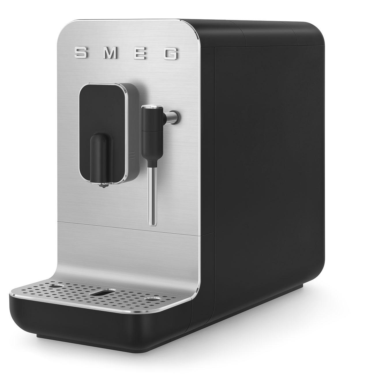 Macchina da caffè Smeg compatta completamente automatica con funzione vapore nera BCC02BLMEU